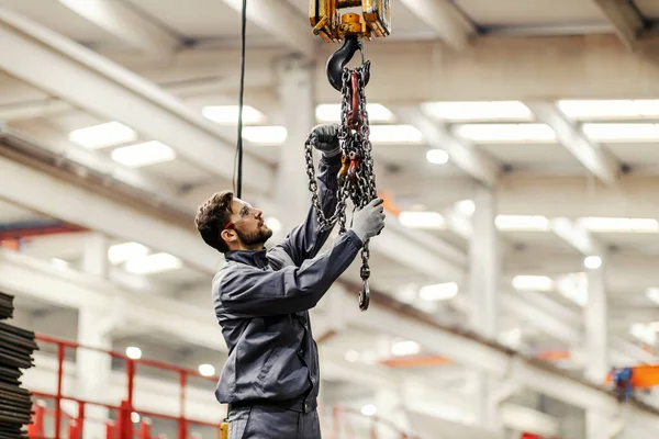 Een Metaalbewerker Zet Kettingen Aan Transporthaak Staalfabriek — Stockfoto