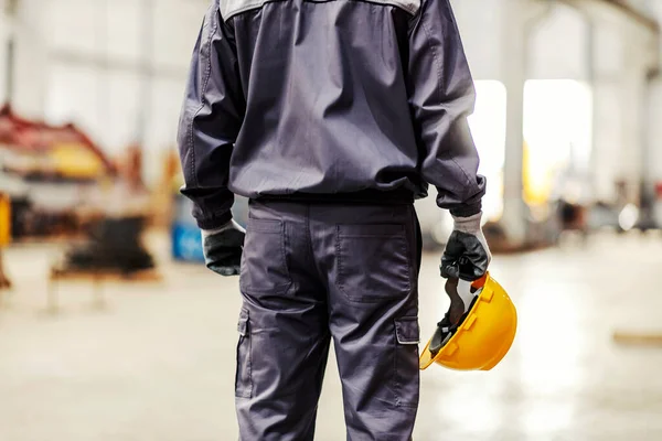 Achteraanzicht Van Industriearbeider Met Helm Handen Observeren Rond Fabriek — Stockfoto