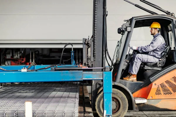 Motorista Fábrica Aço Transportando Com Construção Metal Empilhadeira Armadura Fábrica — Fotografia de Stock