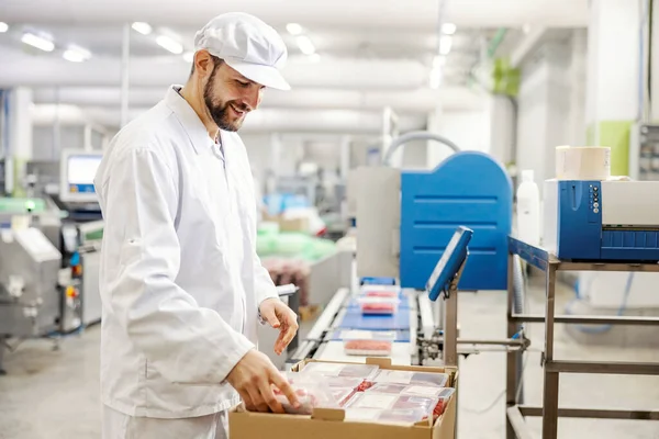 Ein Lächelnder Fleischfabrikarbeiter Der Fleisch Transportboxen Verpackt Und Kontrolliert — Stockfoto