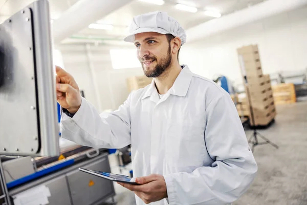 Kvalitetskontrollarbetare Som Skickar Och Arbetar Med Tabletter Och Maskiner Köttfabriken — Stockfoto