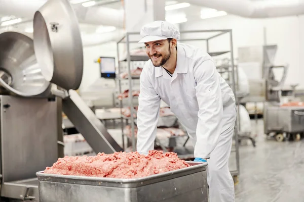 Seorang Pekerja Pabrik Daging Mendorong Daging Sapi Dalam Kontainer — Stok Foto