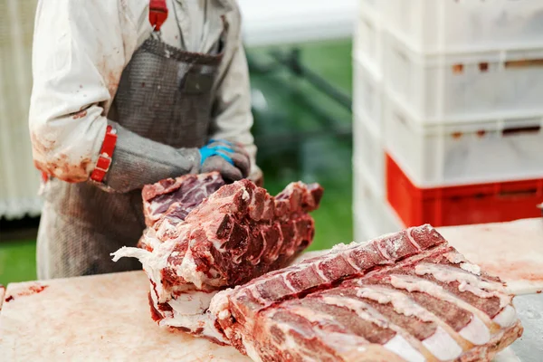 Ein Metzger Hält Rind Oder Schweinefleisch Und Verarbeitet Einer Fleischfabrik — Stockfoto