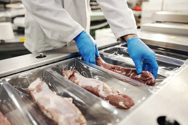 Close Van Handen Verpakking Vlees Met Vacuüm Warmte Sealing Machine — Stockfoto