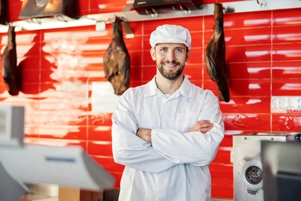 Potret Tukang Daging Tersenyum Yang Bekerja Toko Daging — Stok Foto