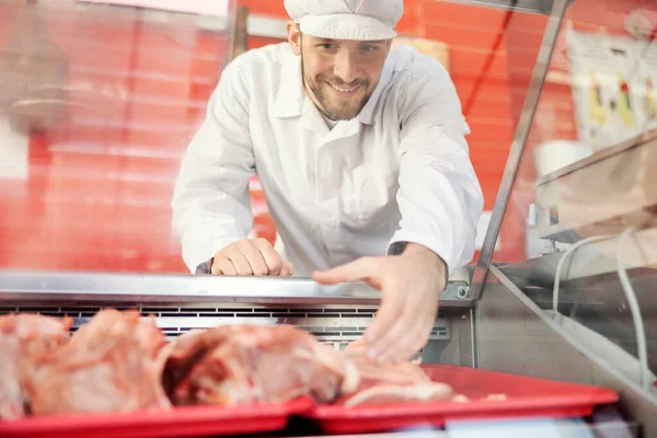 Seorang Tukang Daging Tersenyum Mengambil Daging Segar Dari Lemari Dan — Stok Foto