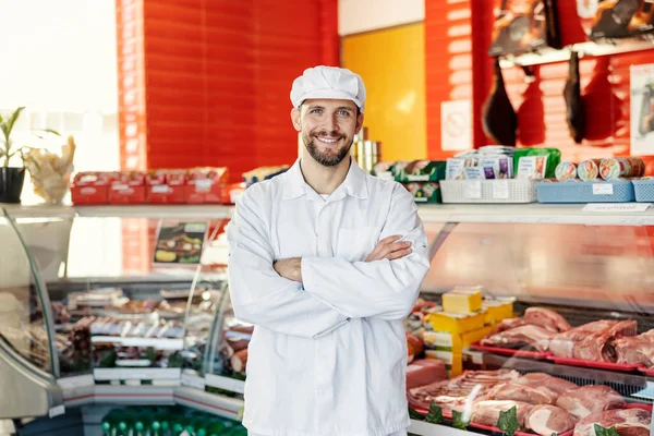 Potret Tukang Daging Tersenyum Yang Bangga Toko Daging — Stok Foto