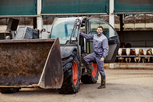 Αγρότης Ανεβαίνει Εκσκαφέας Και Ετοιμάζεται Καθαρίσει Γεωργική — Φωτογραφία Αρχείου