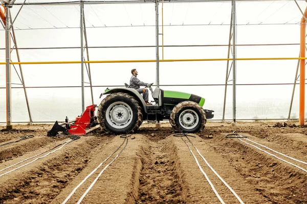 Ένας Εργάτης Αγρονομίας Οργώνει Έδαφος Στο Θερμοκήπιο — Φωτογραφία Αρχείου