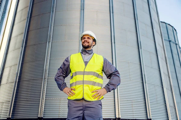 穀物とトウモロコシとサイロの前に立つ誇り高い産業労働者の肖像 — ストック写真