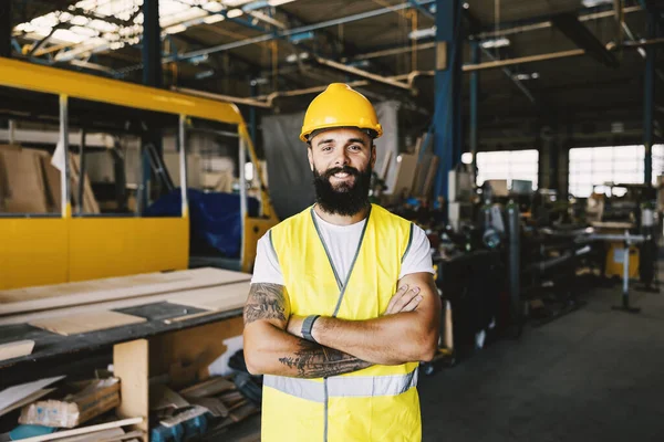 Operaio Piedi Officina Con Braccia Incrociate Sorridente Alla Macchina Fotografica — Foto Stock