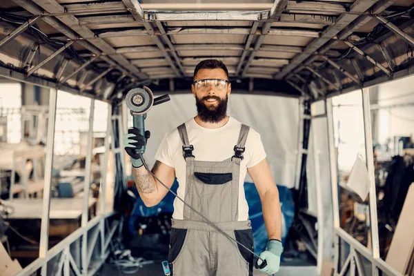 Mecânico Mostrando Moedor Sorrindo Para Câmera Oficina — Fotografia de Stock