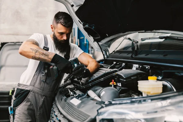 Ein Mechaniker Repariert Auto Motor Der Werkstatt — Stockfoto