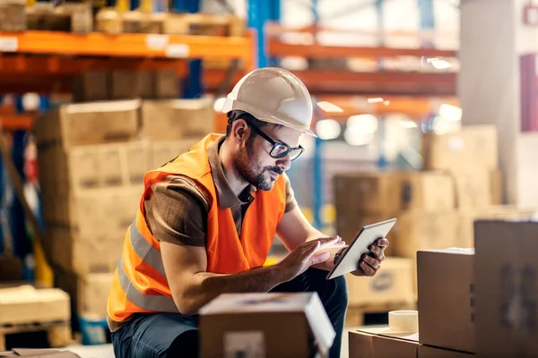 Ein Fokussierter Supervisor Mit Tablet Der Boxen Lager Überprüft — Stockfoto