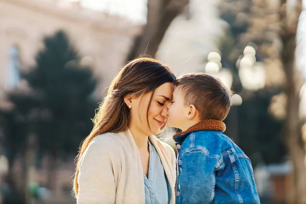 Ένας Γιος Φιλάει Μητέρα Μέρα Της Μητέρας Και Της Εύχεται — Φωτογραφία Αρχείου