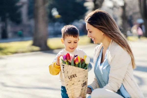 Mother Holding Bouquet She Received Her Son Mother Day — стоковое фото