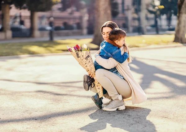 Una Madre Abrazando Niño Pequeño Recibiendo Regalo Para Día Madre — Foto de Stock