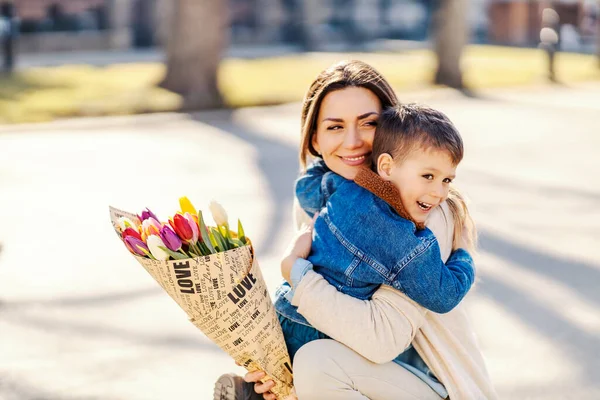 Egy Anya Egy Csokor Tulipánnal Aki Anyák Napján Ölelkezik Parkban — Stock Fotó