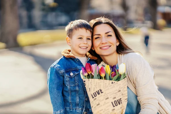 Anneler Gününde Parkta Bir Buket Lale Taşıyan Bir Oğul Anne — Stok fotoğraf