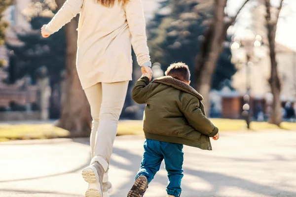 Вид Ззаду Мати Маленький Хлопчик Тримає Руки Бігає Грає Парку — стокове фото