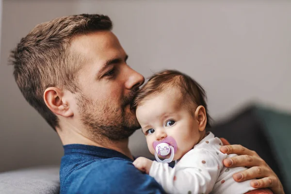 Père Attentionné Câlinant Avec Une Petite Fille — Photo