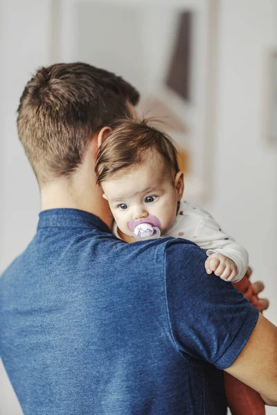 Padre Sosteniendo Una Pequeña Hija Brazos Abrazándola Fuerte —  Fotos de Stock