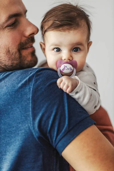 Una Linda Niña Con Chupete Curiosamente Mirando Cámara —  Fotos de Stock