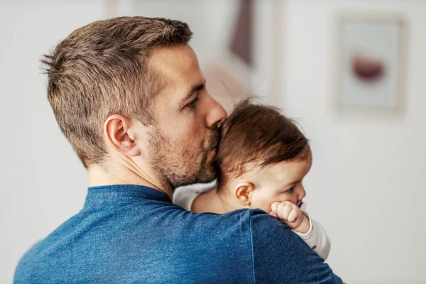 Père Attentionné Embrassant Une Petite Fille Dans Tête Portant Maison — Photo