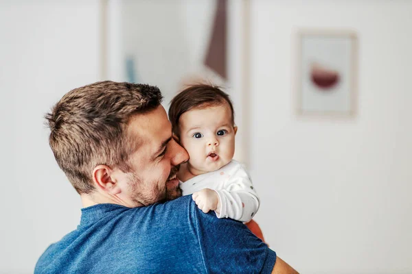 Une Petite Fille Perplexe Dans Les Bras Son Père Regardant — Photo