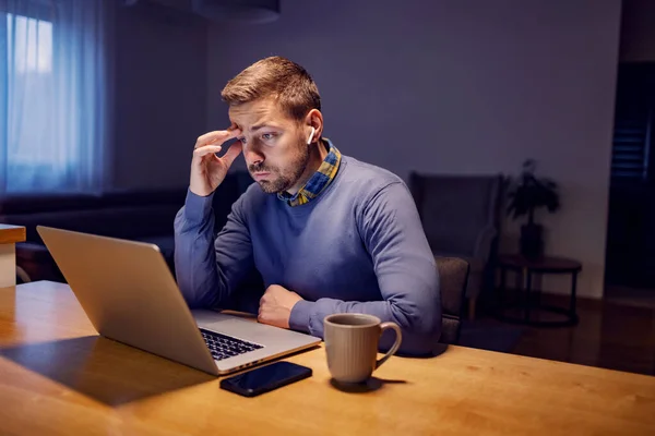 Empresario Que Tiene Problemas Con Informe Mirando Computadora Portátil Casa —  Fotos de Stock