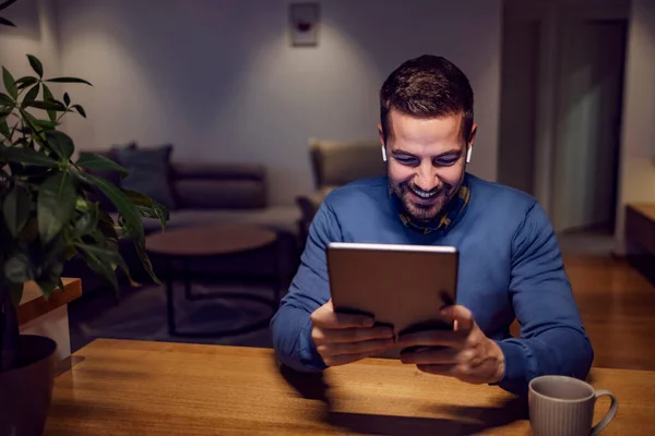 Homem Sorrindo Ter Encontro Line Com Sua Namorada Seu Tablet — Fotografia de Stock