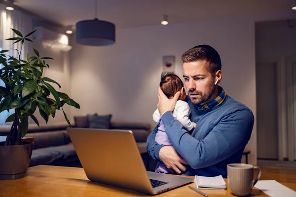 Père Homme Affaires Tenant Son Bébé Travaillant Ligne Sur Ordinateur — Photo