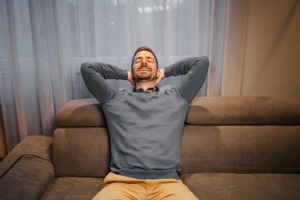 Hombre Feliz Disfrutando Tiempo Libre Casa Acogedora —  Fotos de Stock