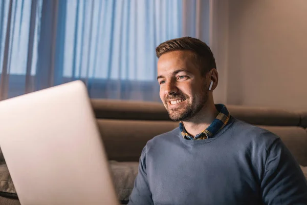 Seorang Pemrogram Yang Bekerja Dari Rumah Dan Tersenyum Pada Laptop — Stok Foto