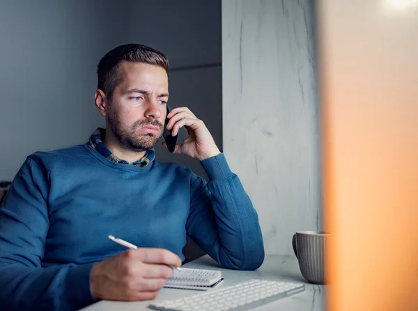 Zaniepokojony Biznesmen Rozmawiający Przez Telefon Siedzący Biurze Późna Nocy — Zdjęcie stockowe