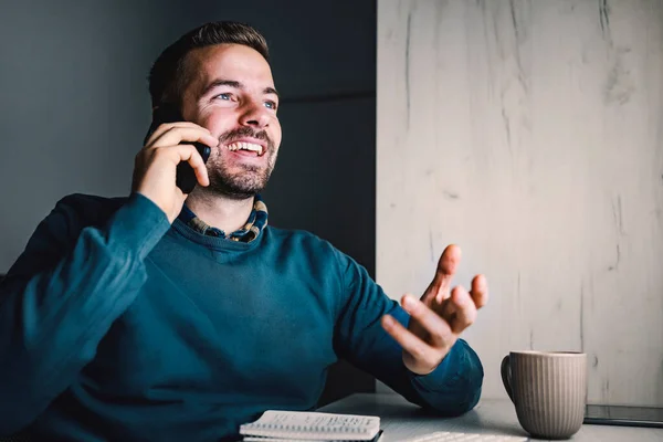 Szczęśliwy Biznesmen Pracujący Późna Swoim Biurze Rozmawiający Przez Telefon — Zdjęcie stockowe