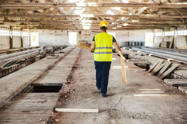 Πλάτη Εργαζομένου Ξύλινες Σανίδες Που Προετοιμάζεται Για Εργασίες Στο Εργοτάξιο — Φωτογραφία Αρχείου