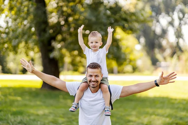 Pai Filho Divertindo Sentindo Livre Floresta Dia Terra — Fotografia de Stock