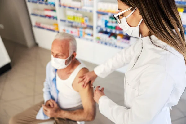 Nurse Giving Shot Senior Man Apothecary — Stock Photo, Image