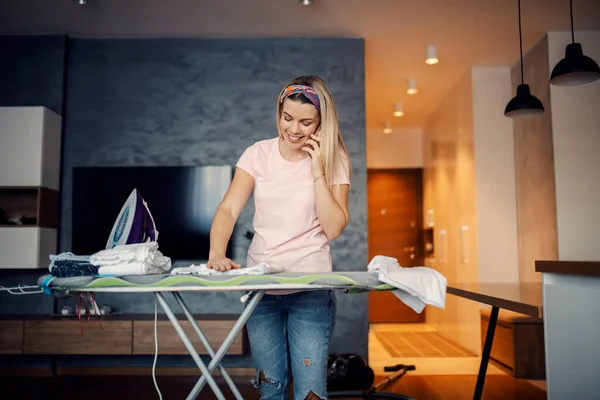 Een Gelukkige Vrouw Multitasking Een Vrouw Die Doet Telefoneert — Stockfoto