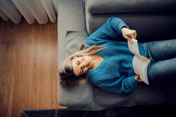 Vista Superior Una Mujer Feliz Disfrutando Buen Libro Acogedora Casa — Foto de Stock