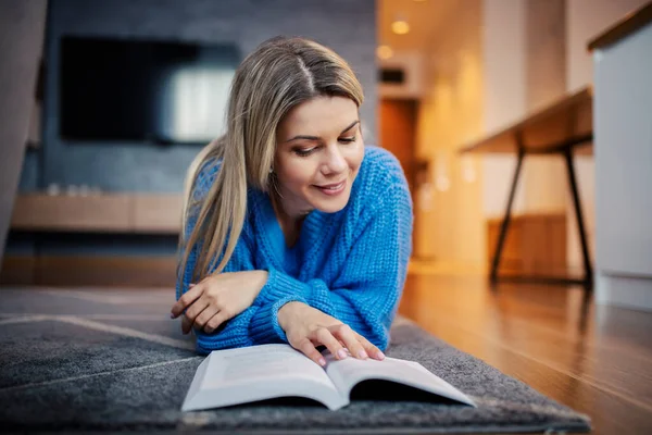 Happy Woman Lying Floor Enjoying Book Her Home — Stock Photo, Image