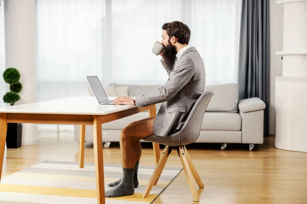 Hombre Negocios Remoto Chaleco Ropa Interior Sentado Casa Bebiendo Café —  Fotos de Stock