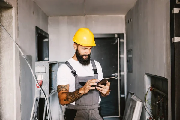 Manitas Que Usa Tableta Para Trabajar Construcción Edificios —  Fotos de Stock