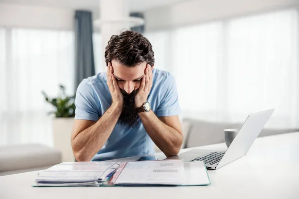 Freelancer Barbudo Desesperado Mirando Papeleo Tratando Encontrar Una Solución —  Fotos de Stock