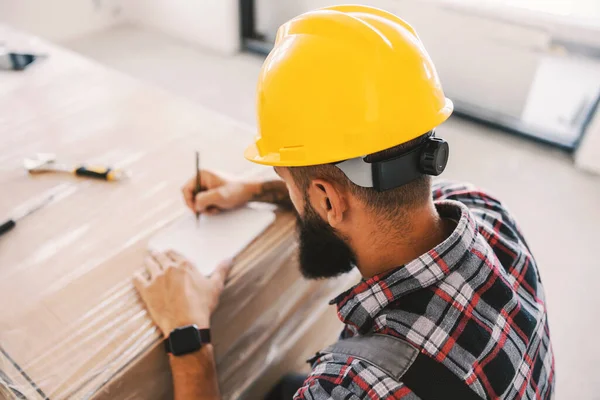 Travailleur Précis Faisant Des Calculs Pour Les Matériaux Dans Appartement — Photo