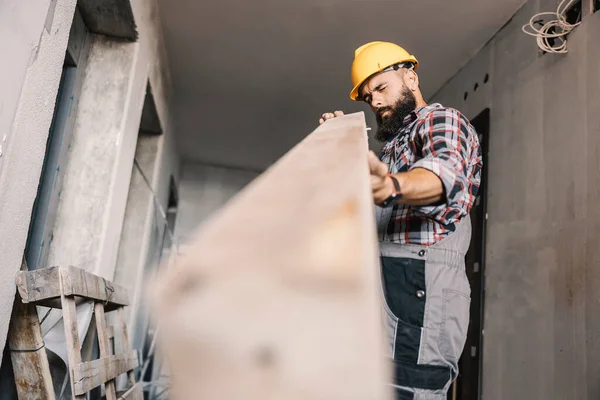 Reparatör Kontrollerar Träbjälken Byggprocessen — Stockfoto