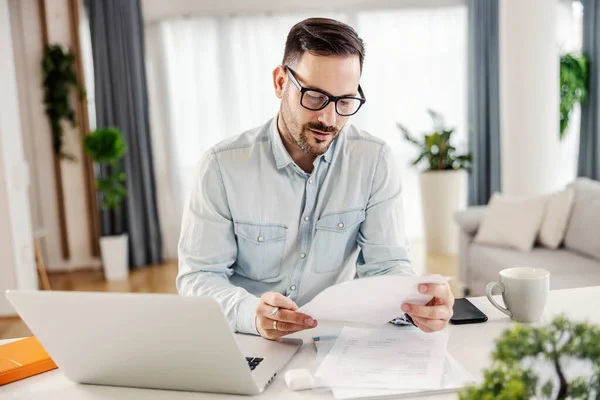 Man Med Pappersarbete Och Lösa Hemmets Ekonomi Sitt Mysiga Hem — Stockfoto