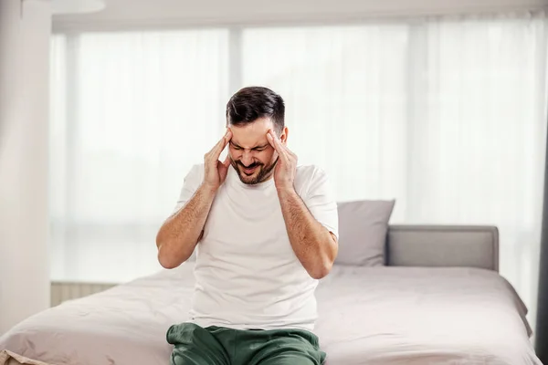 Seorang Pria Pagi Mengalami Sakit Kepala Atau Migrain Kamar Tidur — Stok Foto