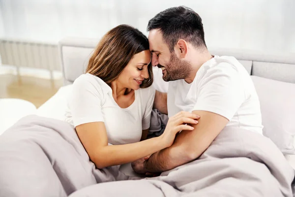 Gelukkig Ochtend Paar Met Romantische Momenten Een Bed Hun Gezellige — Stockfoto